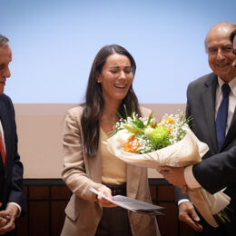 Foto 11 - AEQUALIS entrega un ramo de flores a ministra de Educación