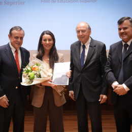 Foto 12 - María Paz Arzola - ministra de Educación muestra documentos entregados por AEQUALIS