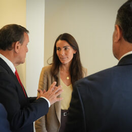 Foto 14 - Dr Ignacio Sánchez con María Paz Arzola - ministra de Educación