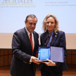 Foto 27 - Ignacio Sánchez entrega reconocimiento a subsecretaria Fernanda Valdés