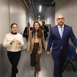 Foto 32 - Ingreso de ministra de Educación al auditorio de ENAC