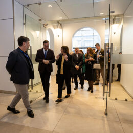 Rectora U de Chile Rosa Deves guiando la visita a la Gran Sala Sinfonica Nacional