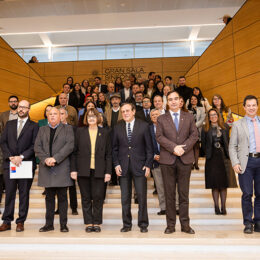 Asistentes al seminario con organizadores y anfitriona en la escalinata de entrada a la Gran Sala Sinfonica Nacional